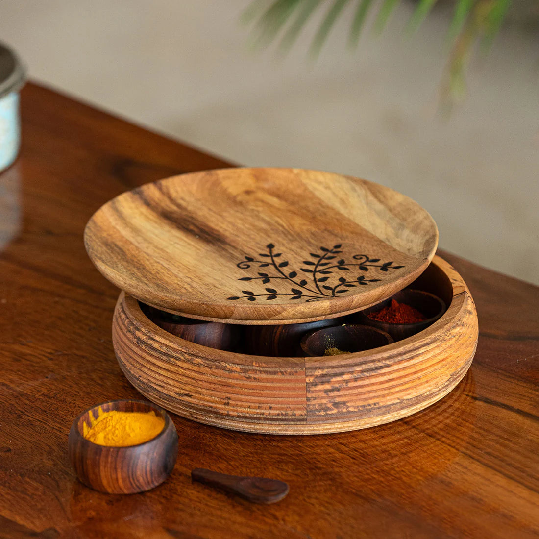 'Burnt Leaf' Handcrafted Spice Box With Spoon In Mango & Sheesham Wood (7 Containers, 60 ml)